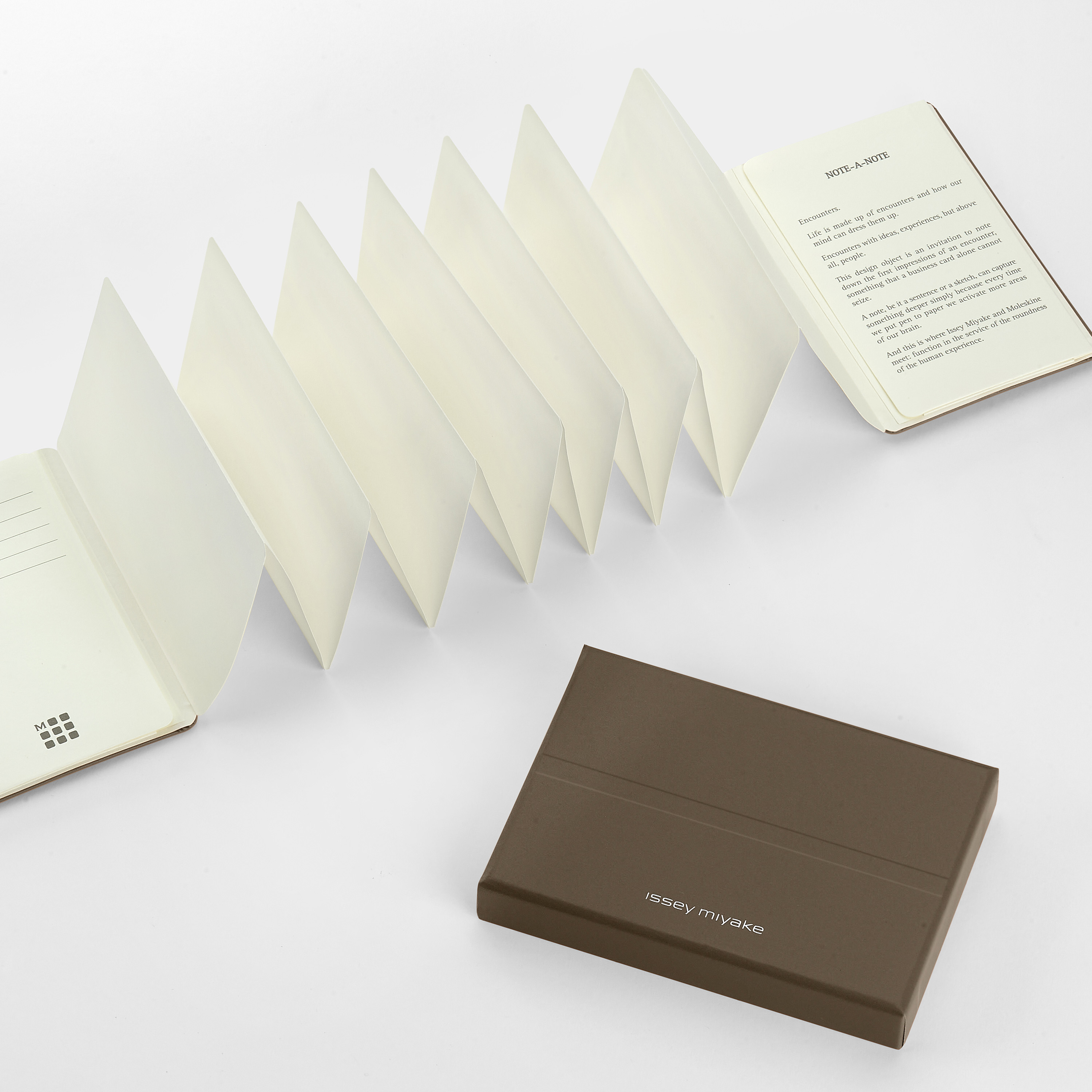 ISSEY MIYAKE | MOLESKINE　限定コレクション ハードカバー、超小型、無地、名刺ホルダー - 箱付き